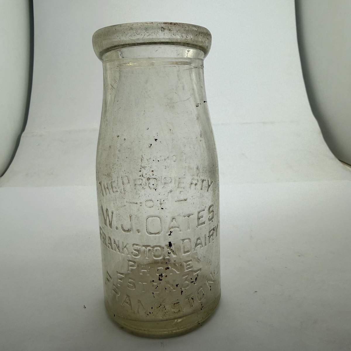 Milk. W. J. Oates, Frankston Dairy. 8 oz. Base number: 241. (Victoria)
