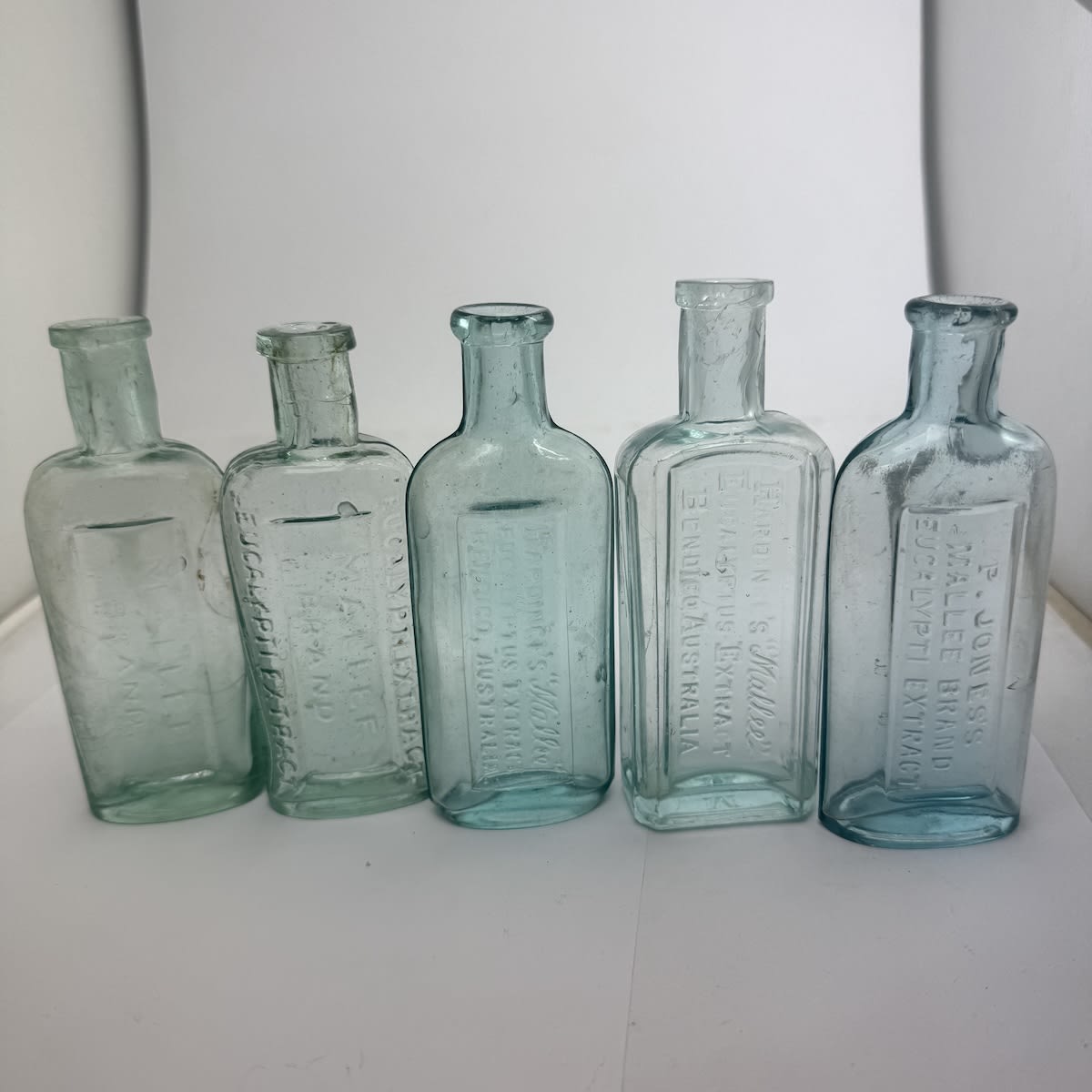 5 Eucalyptus Oils: 2 x Mallee Brand, one with Eucalypti Extract on edges; 2 different Hardinge's Mallee Eucalyptus Extract, Bendigo; P. Jones's Mallee Brand. (Victoria)