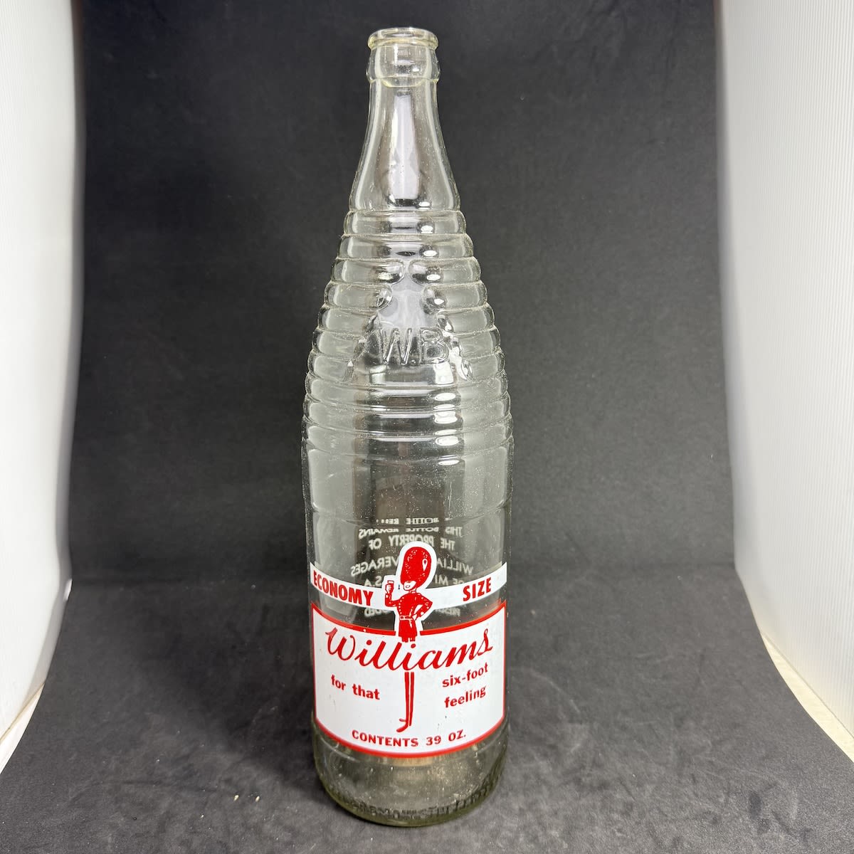 Ceramic Label Crown Seal. Williams Beverages, Mitcham. Economy Size. 39 oz. for that six-foot feeling. (South Australia)