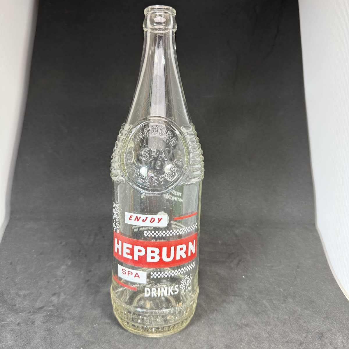 Ceramic Label Crown Seal. Hepburn Spa Pty Ltd. Hepburn Springs. Daylesford. 26 oz. Red & White and Embossed. (Victoria)