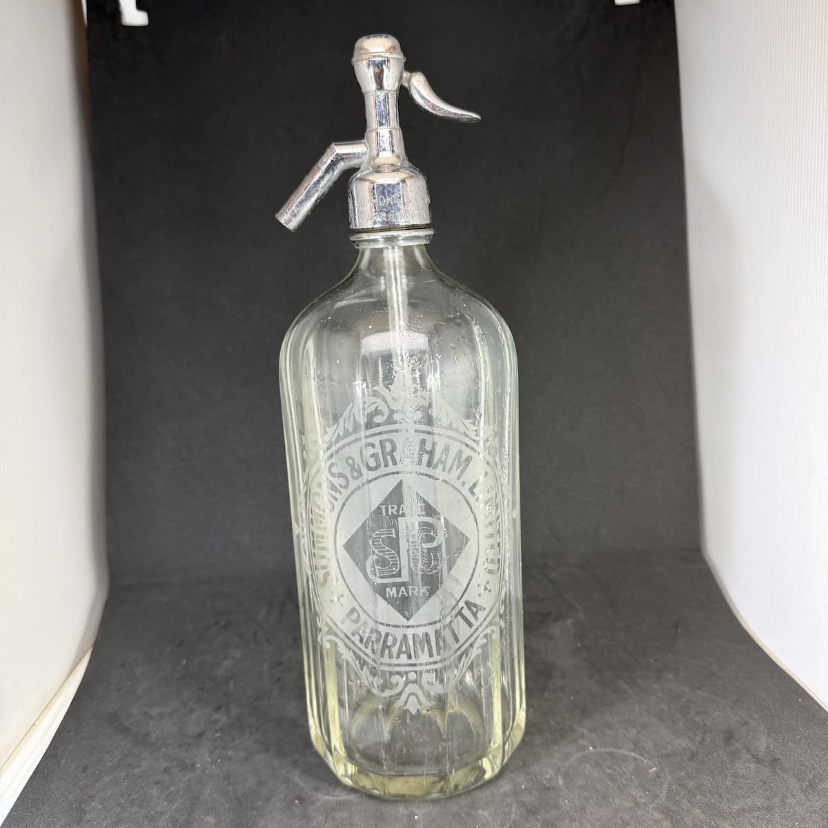 Soda Syphon. Summons & Graham Limited, Parramatta. Regent shape. 40 oz. (New South Wales)