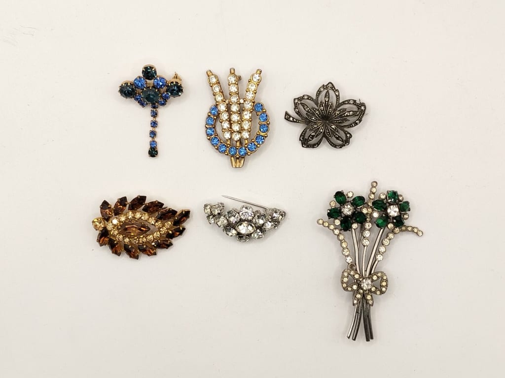 6 RHINESTONE BROOCHES — NZ auction result