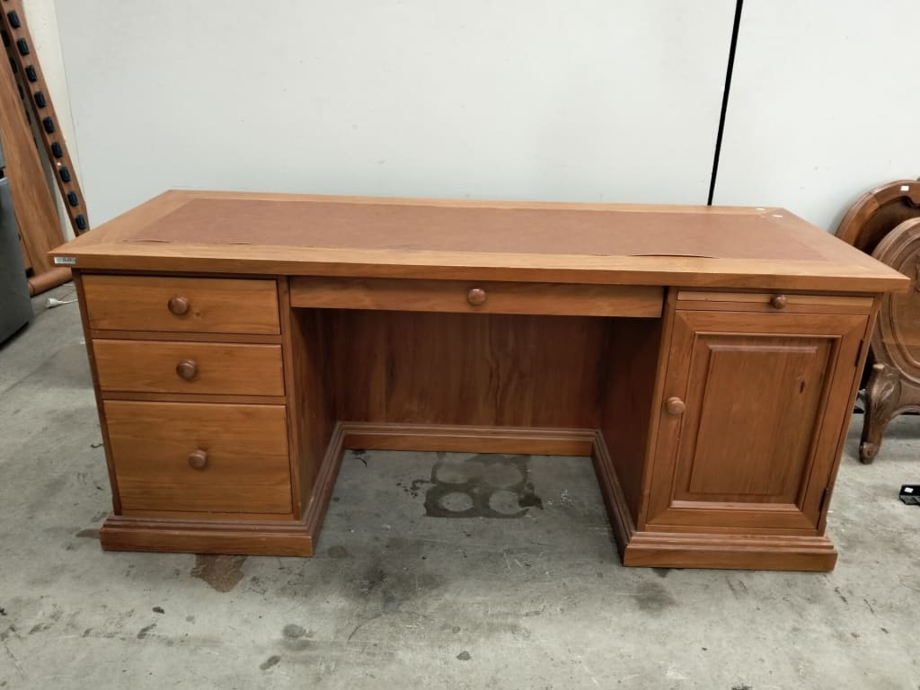 TWIN PEDESTAL LEATHER TOP DESK — NZ auction result