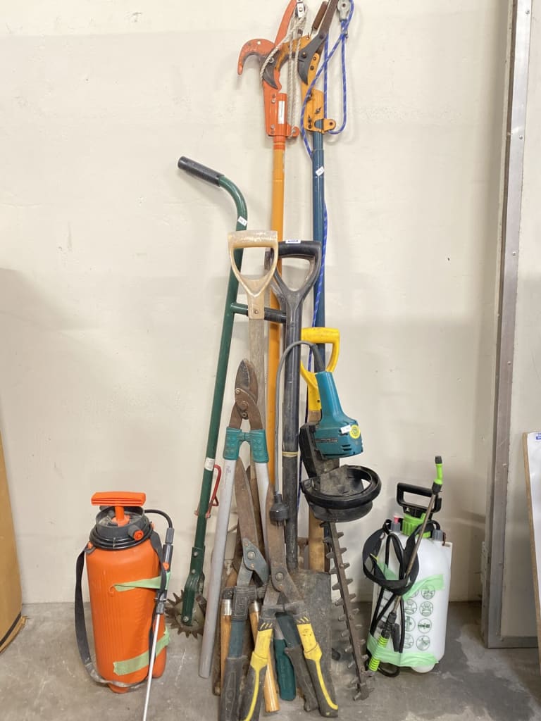 GARDEN TOOLS - HEDGE TRIMMER - SPRAYERS — NZ auction result
