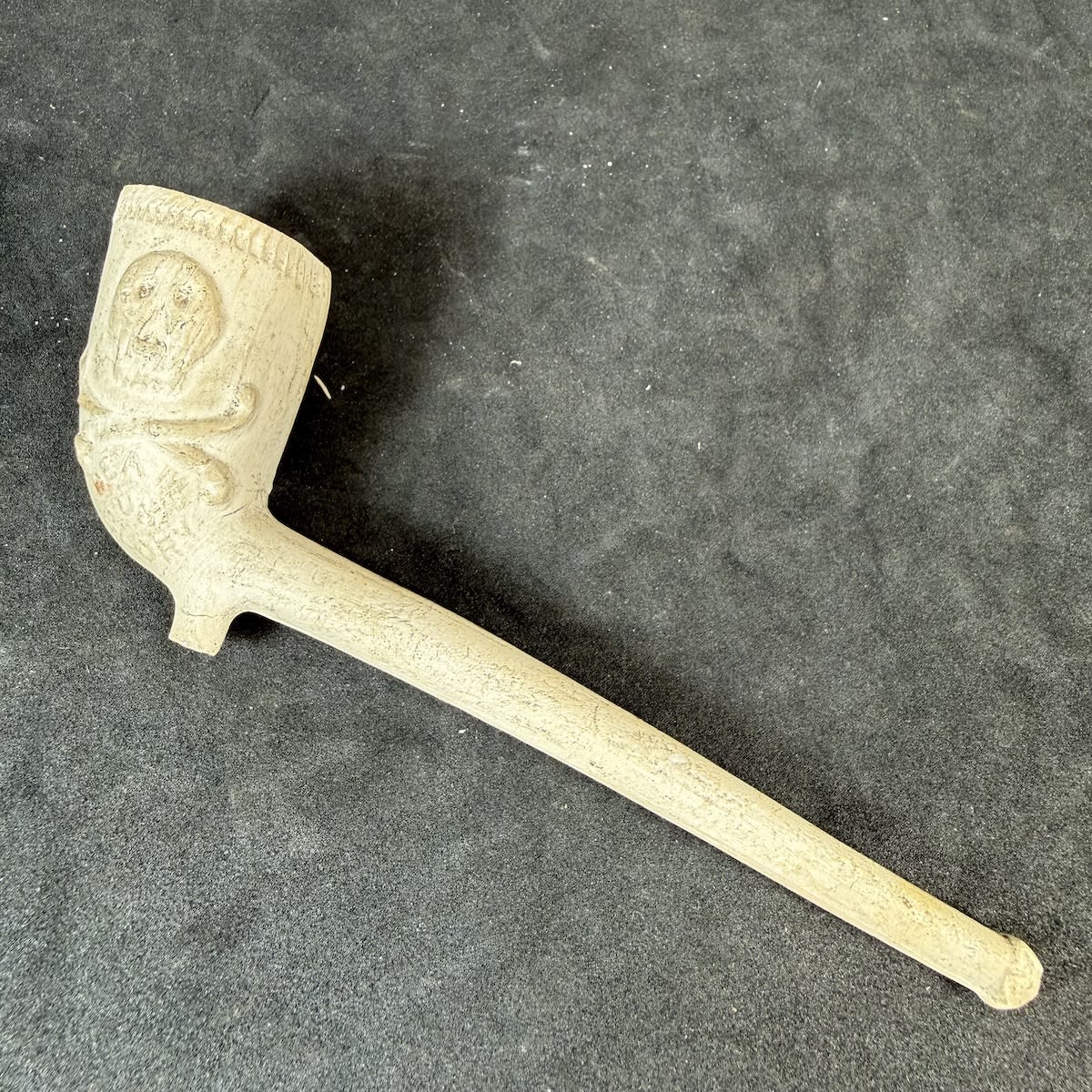 Clay Pipe. Embossed decoration of Skull & Crossbones with motto Death or Glory.