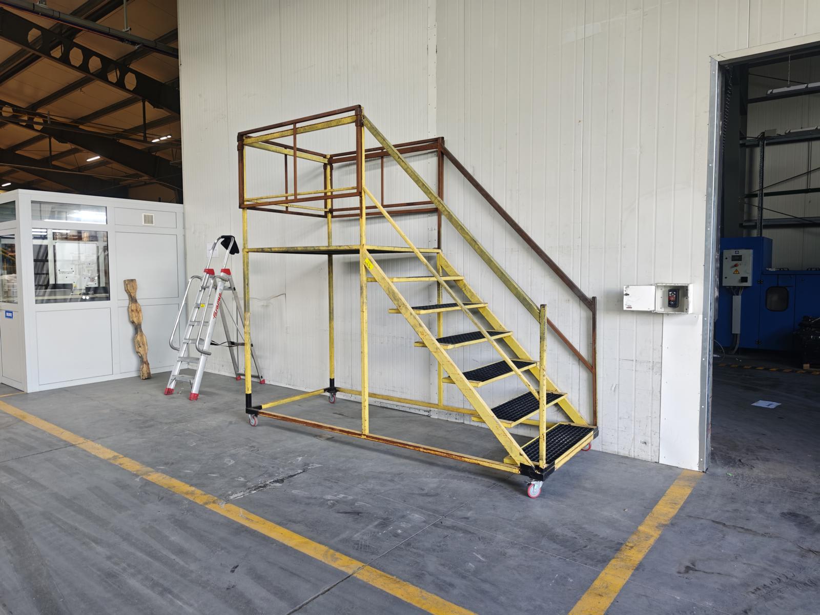 Mobile elevated working platform