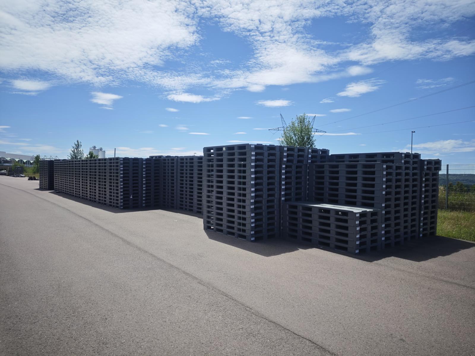 Lot of plastic pallets