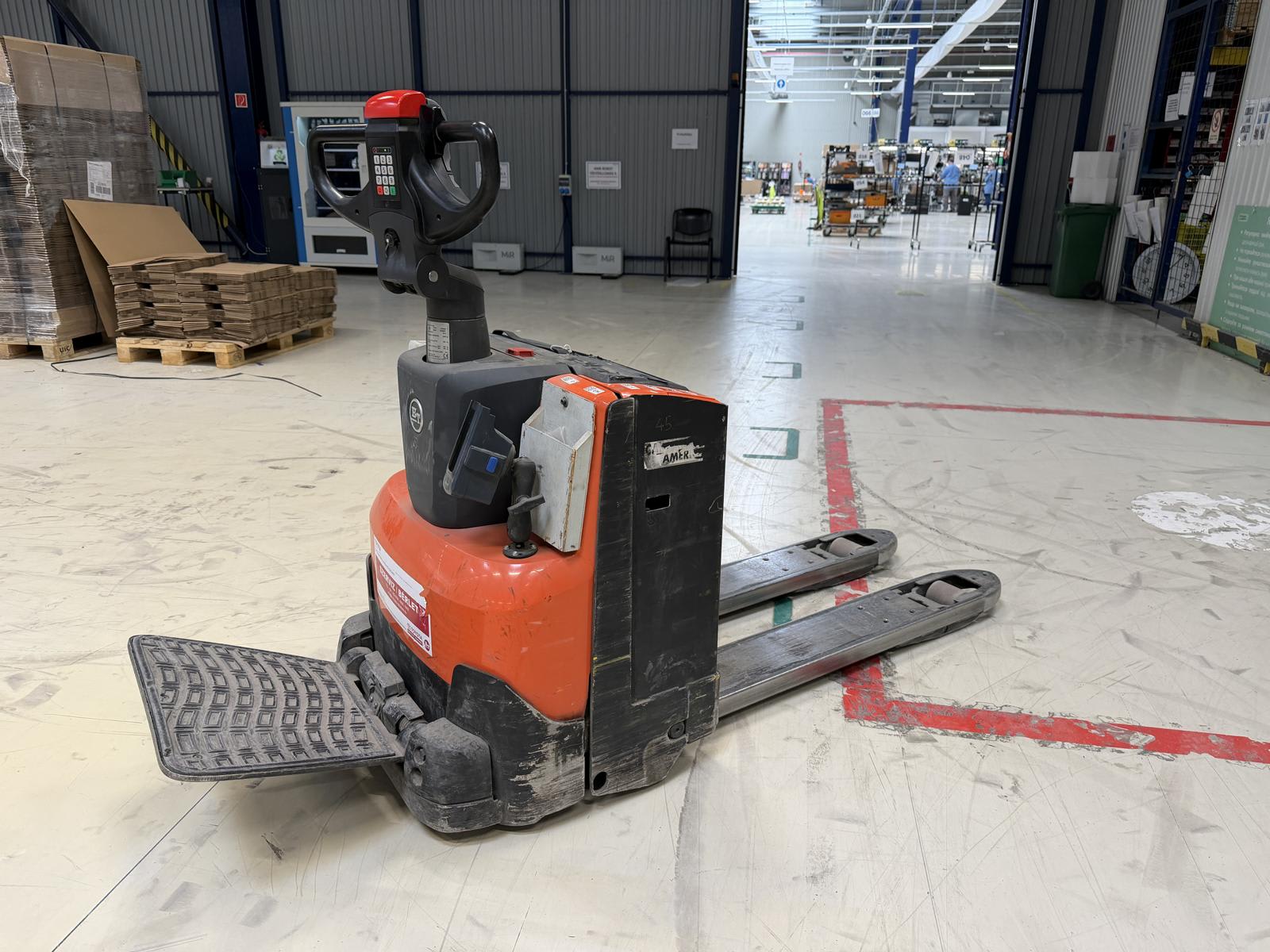 Pallet truck (electric, walkie) 2,t BT LWE 200 | 2015