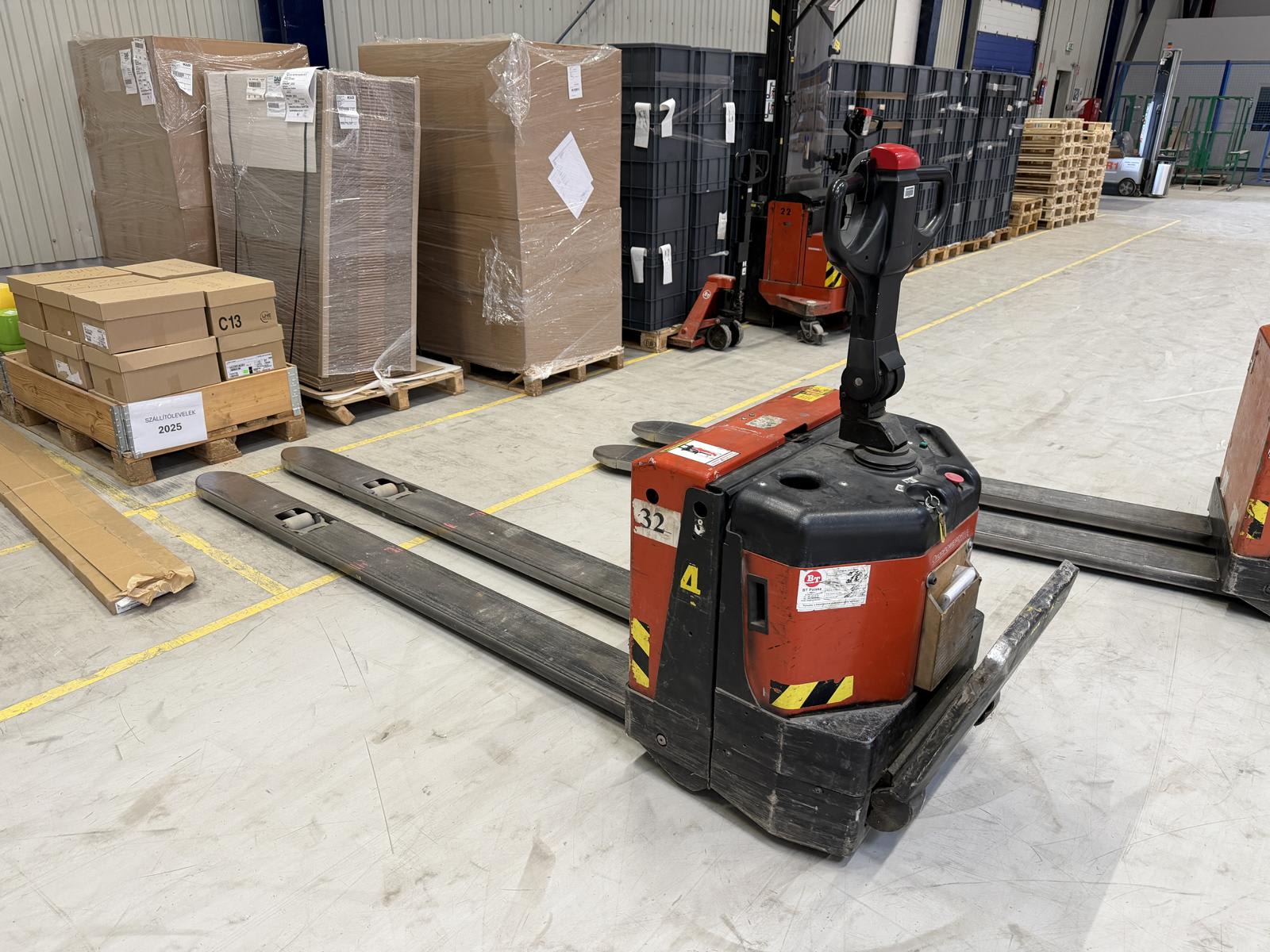 Pallet truck (ride-on) 2 t BT P20 /6 | 2001