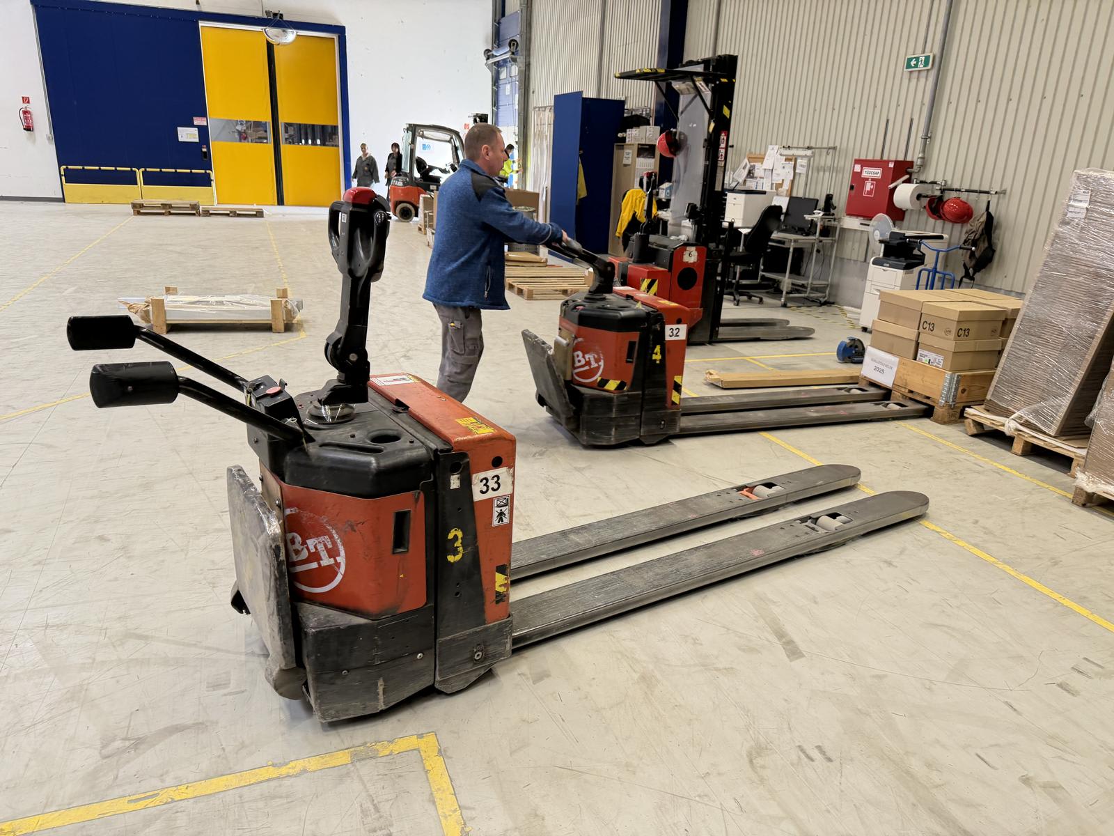Pallet truck (ride-on) 2 t BT P20/8 | 2001