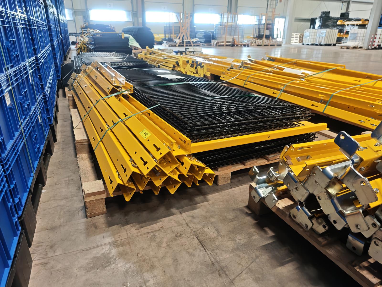 Pallet with safety fencing