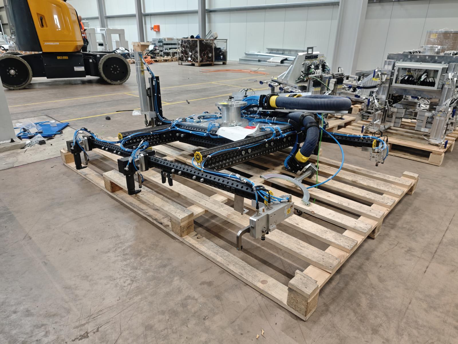 Lifting device with gripper