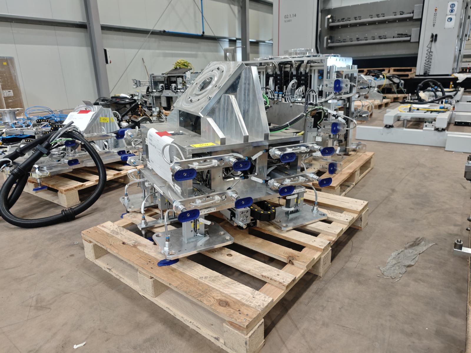 Lifting device with gripper