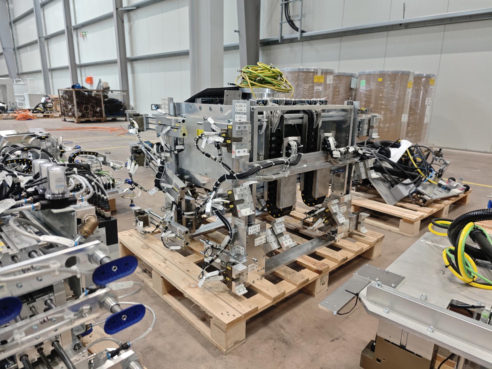 Lifting device with gripper