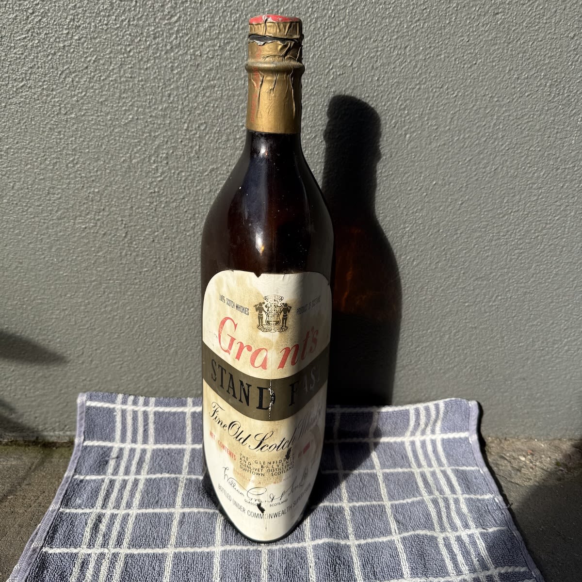 Large display Whisky Bottle. Grant's Stand Fast Fine Old Scotch Whisky. The Glenfiddich and Balvenie Glenlivet Distilleries Dufftown Scotland. William Grant & Sons Ltd. 80 oz. 415 mm with stopper