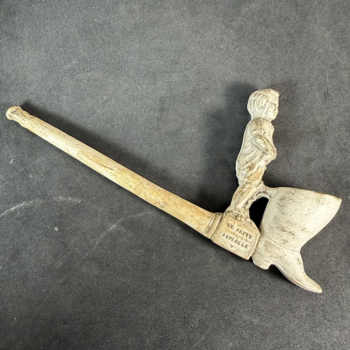Clay Pipe. Figural of a man lifting his shirt and, ah, relieving hinself into a large boot! Piss in Boots? Necessite NA Tasi de loi, Le Petit I spiegle.