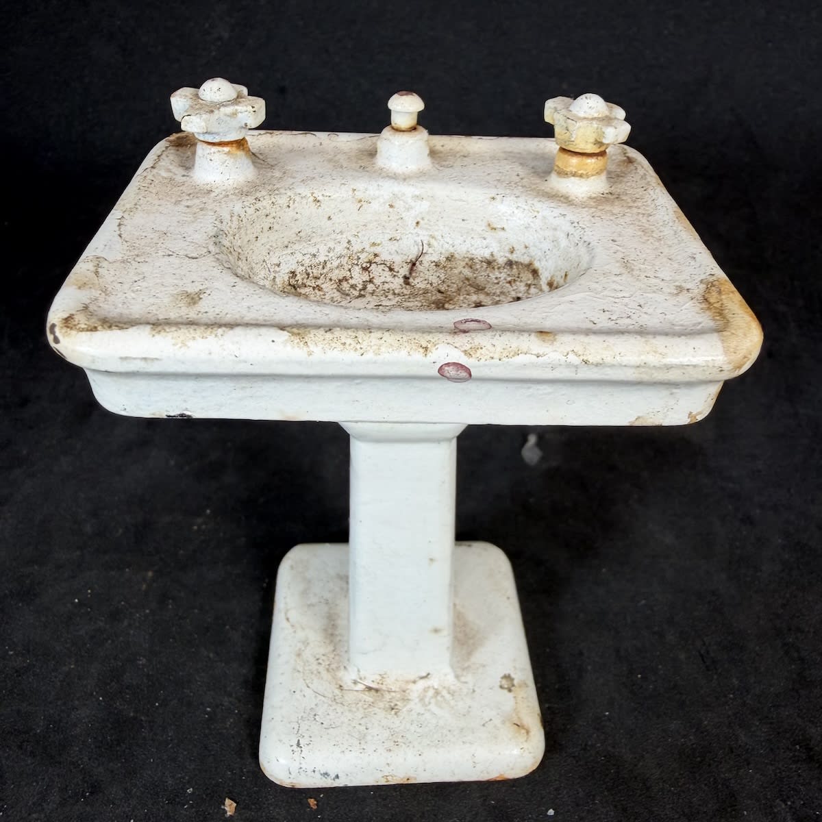 Cast Iron salesmans sample or dolls house pedestal sink. Taps etc. Arcade embossed underneath.