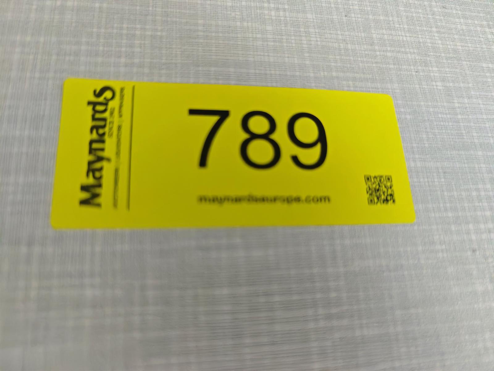 8030789_99.jpg
