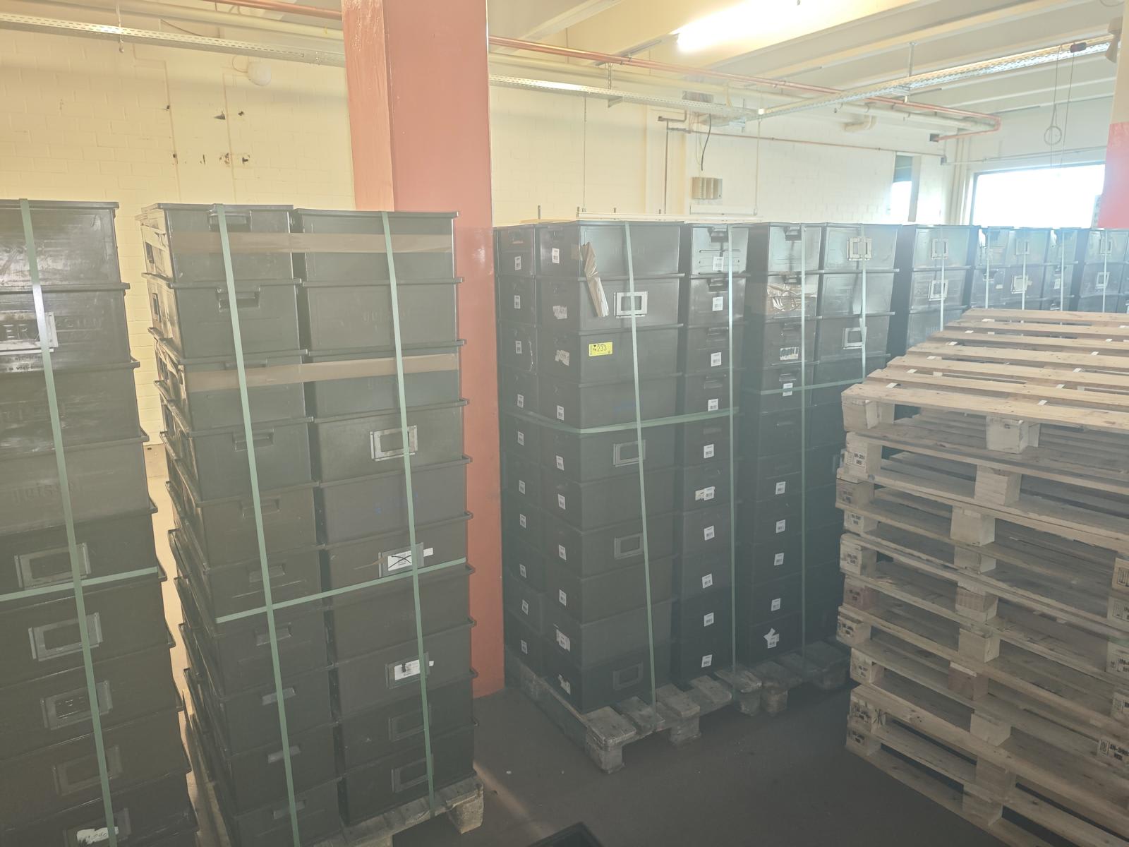 (5) Pallet of plastic crates SCHÄFER