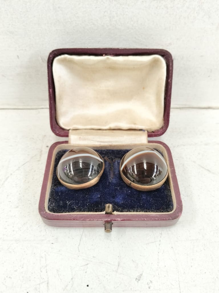 PAIR OF VICTORIAN AGATE MENS BOXED STUDS MOUNTED IN GOLD — NZ auction result