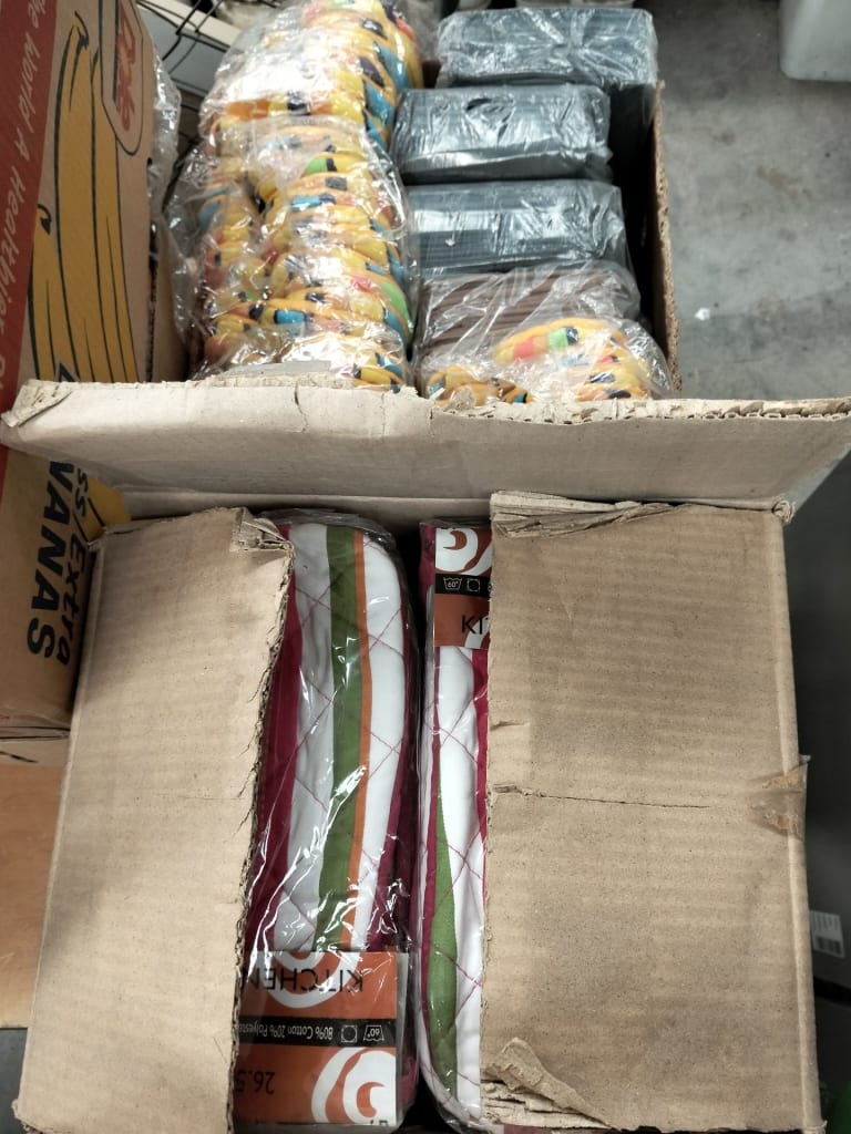 2 CARTONS OF OVEN GLOVES AND APRONS — NZ auction result