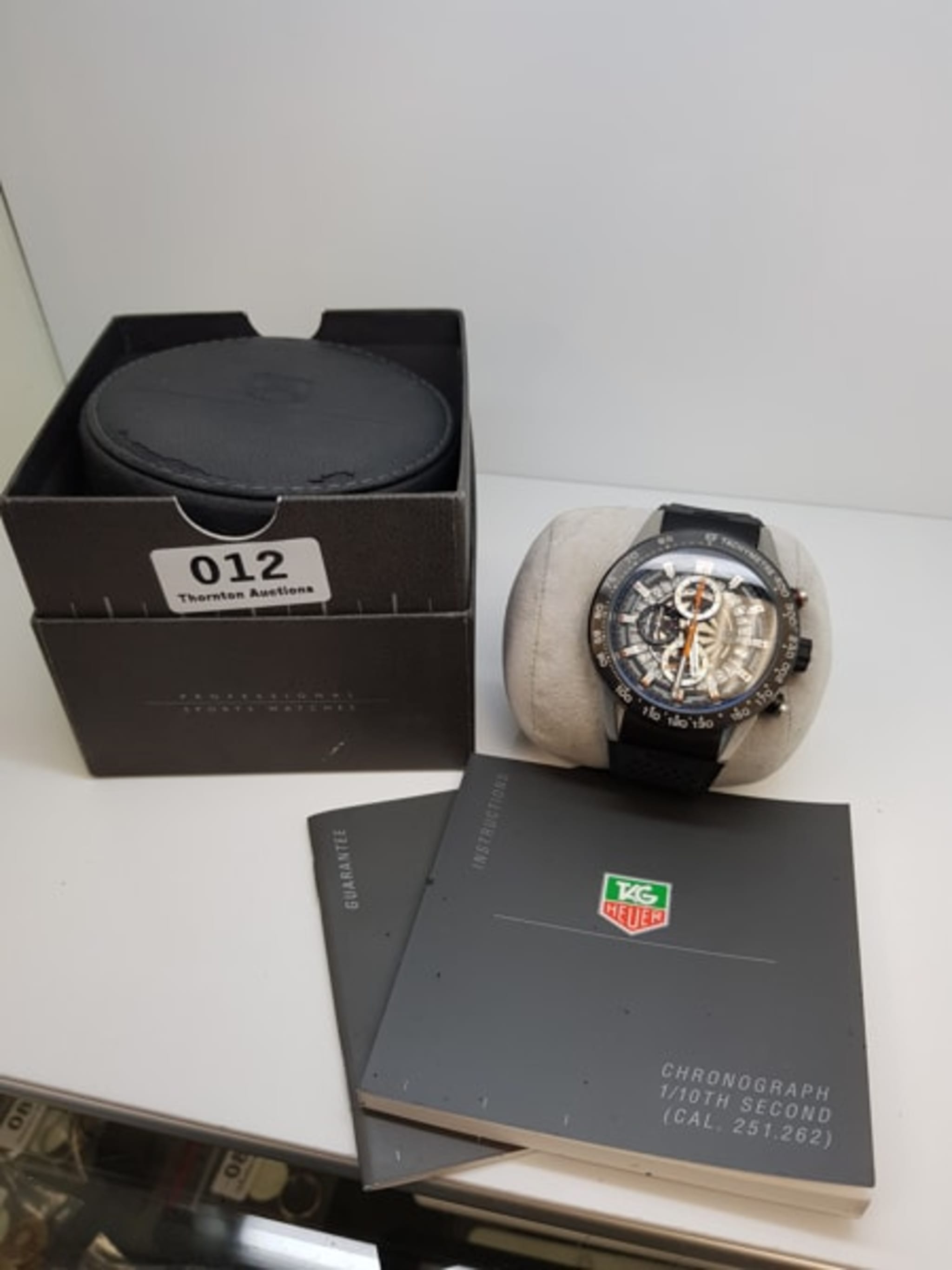 BLACK ROUND FACE ANALOG WATCH MARKED \